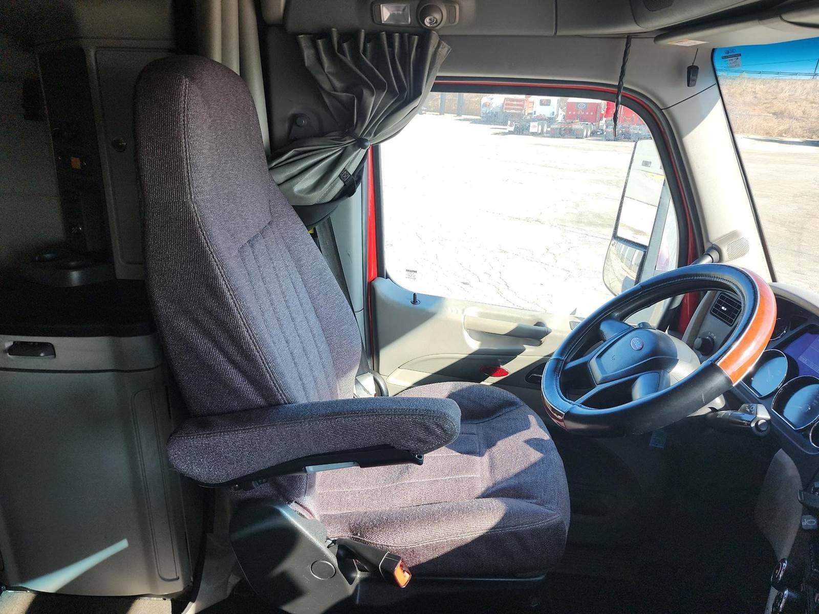 2021 Peterbilt 579 image 14