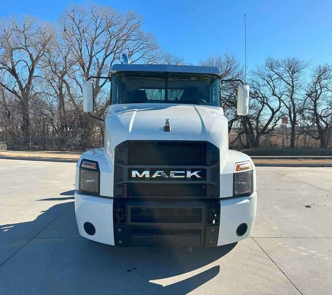 Used 2022 MACK ANTHEM Conventional - Day Cab  image 2