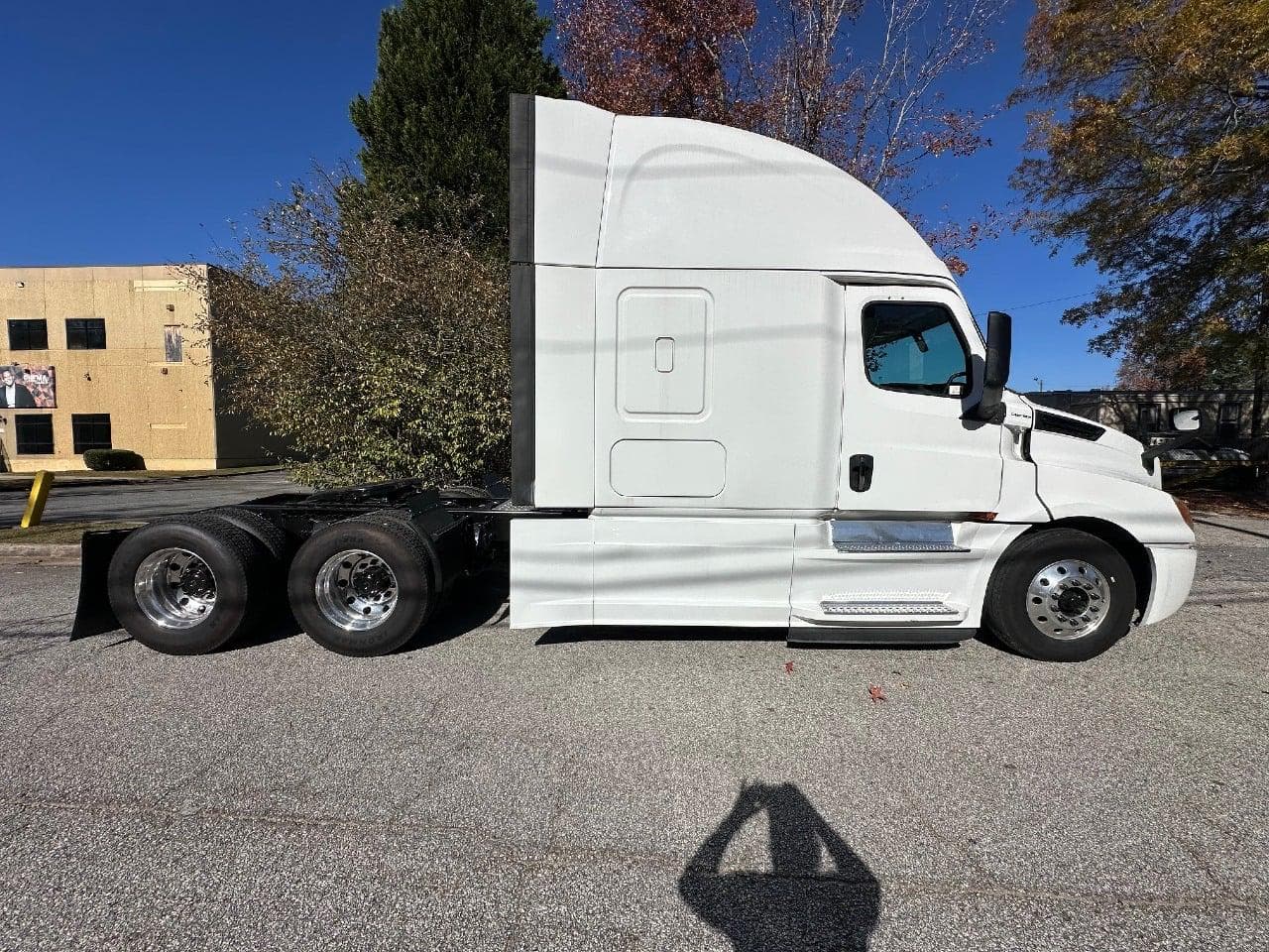 2019 Freightliner Cascadia 126 image 2