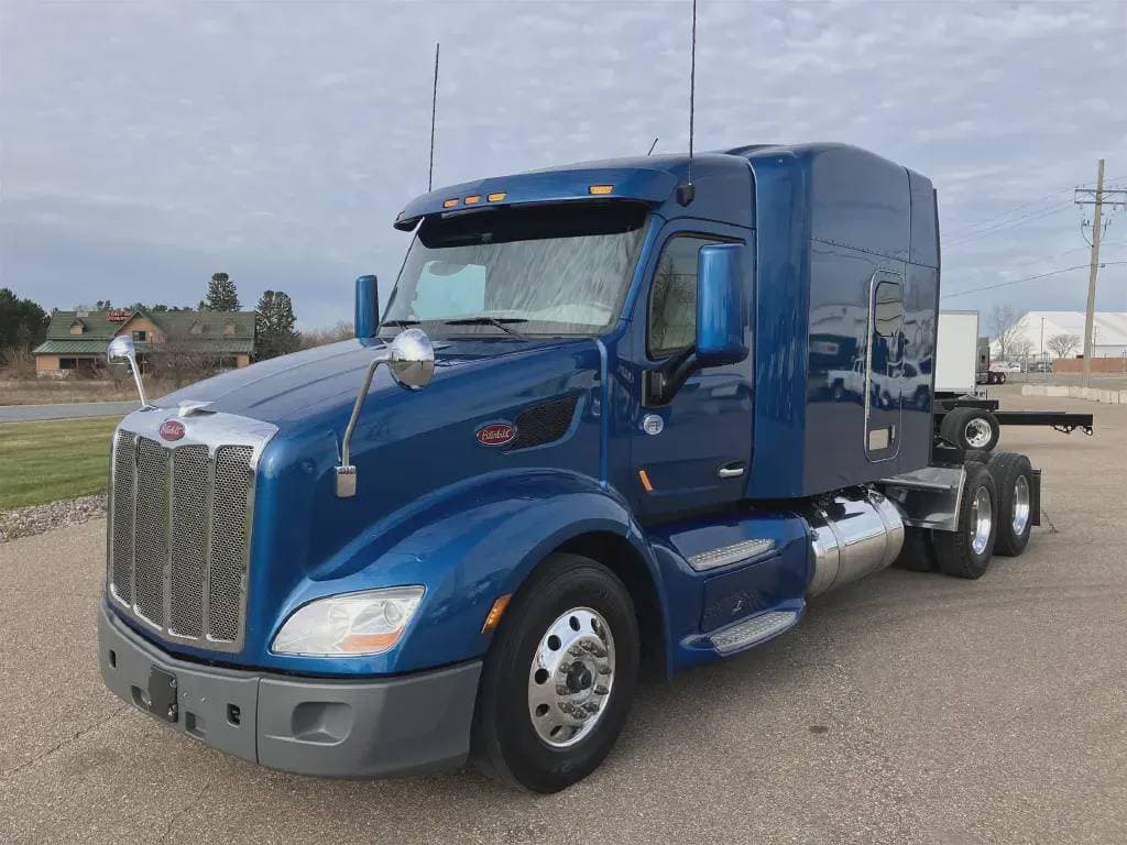 2022 Peterbilt 579 image 1