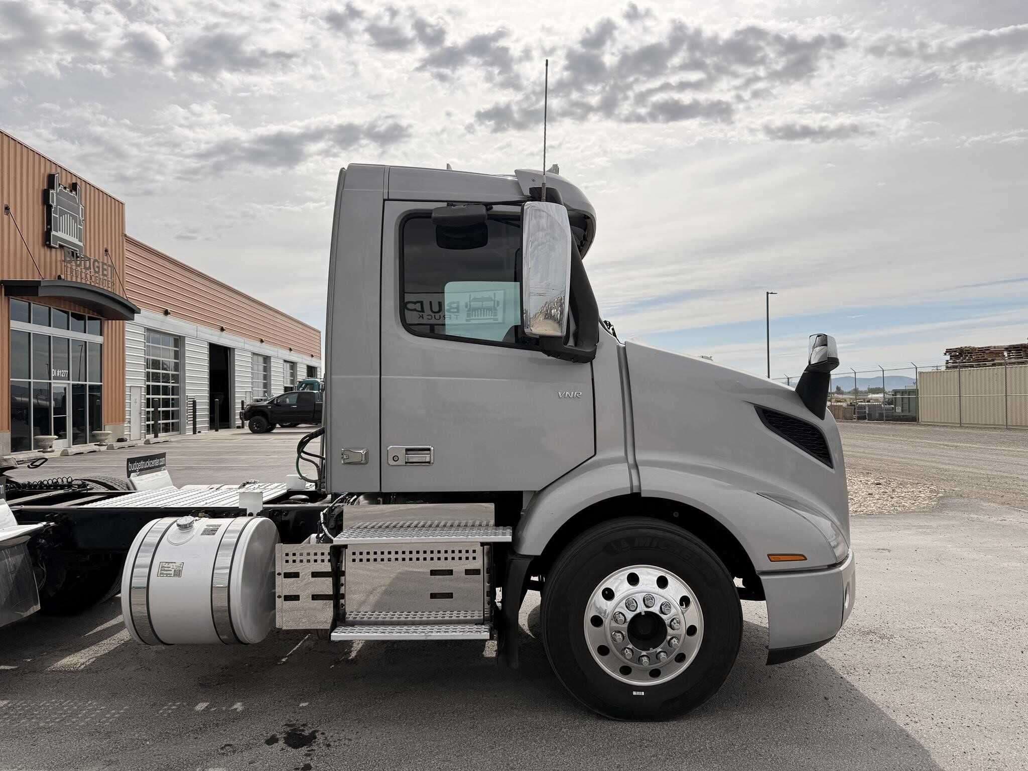 2020 Volvo VNR image 8