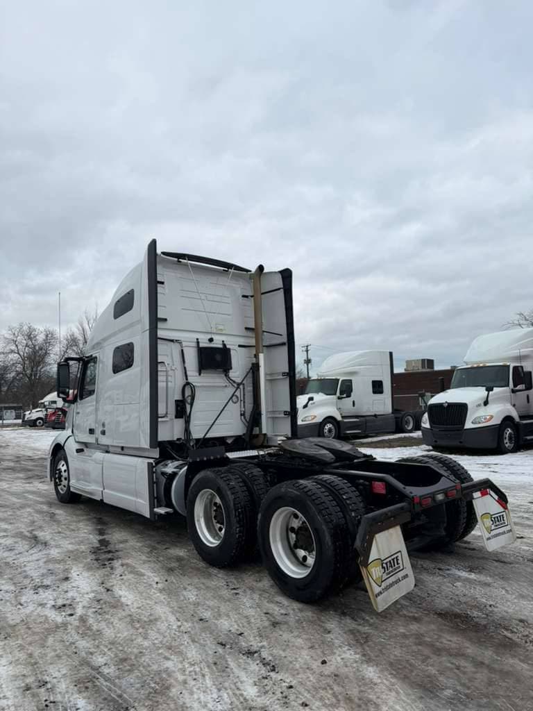 2022 Volvo VNL image 3