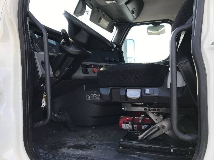 2019 Freightliner Cascadia 126 Day Cab Truck - 435HP, 12 Speed Automatic image 9