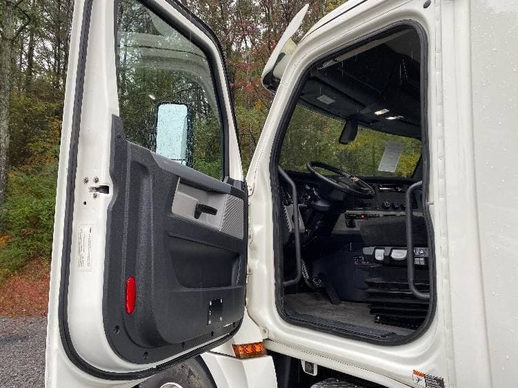 2019 Freightliner Cascadia 126 Day Cab Truck - 435HP, 12 Speed Automatic image 9