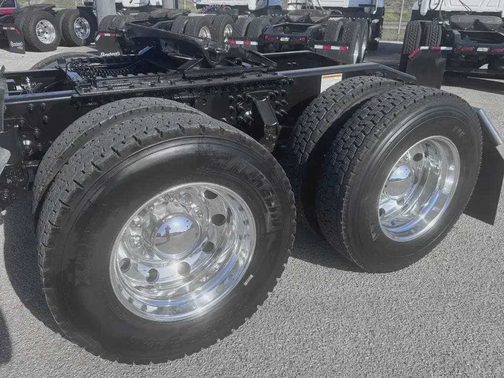 Used 2021 MACK Conventional - Sleeper Truck image 7