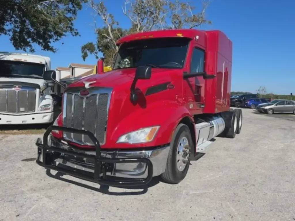 2022 Peterbilt 579 image 1