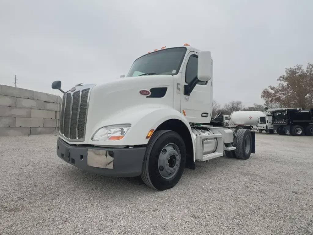 2022 Peterbilt 579 image 1