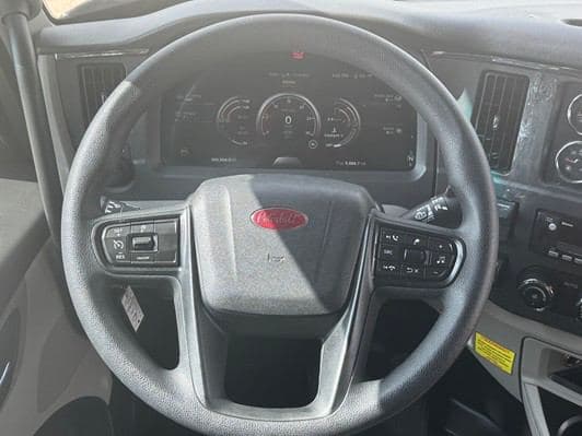 2022 Peterbilt 579 image 16