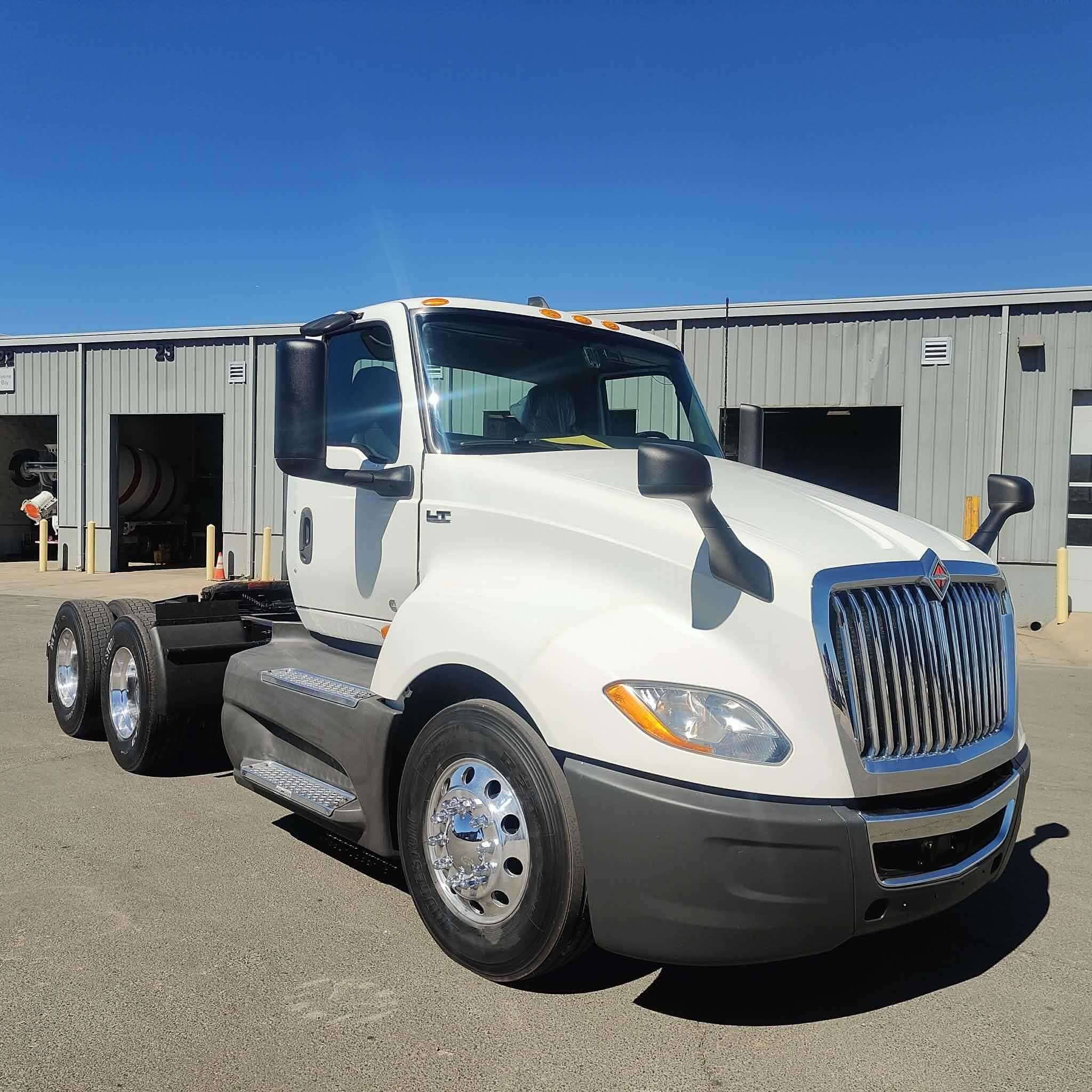 2021 International LT625 image 2