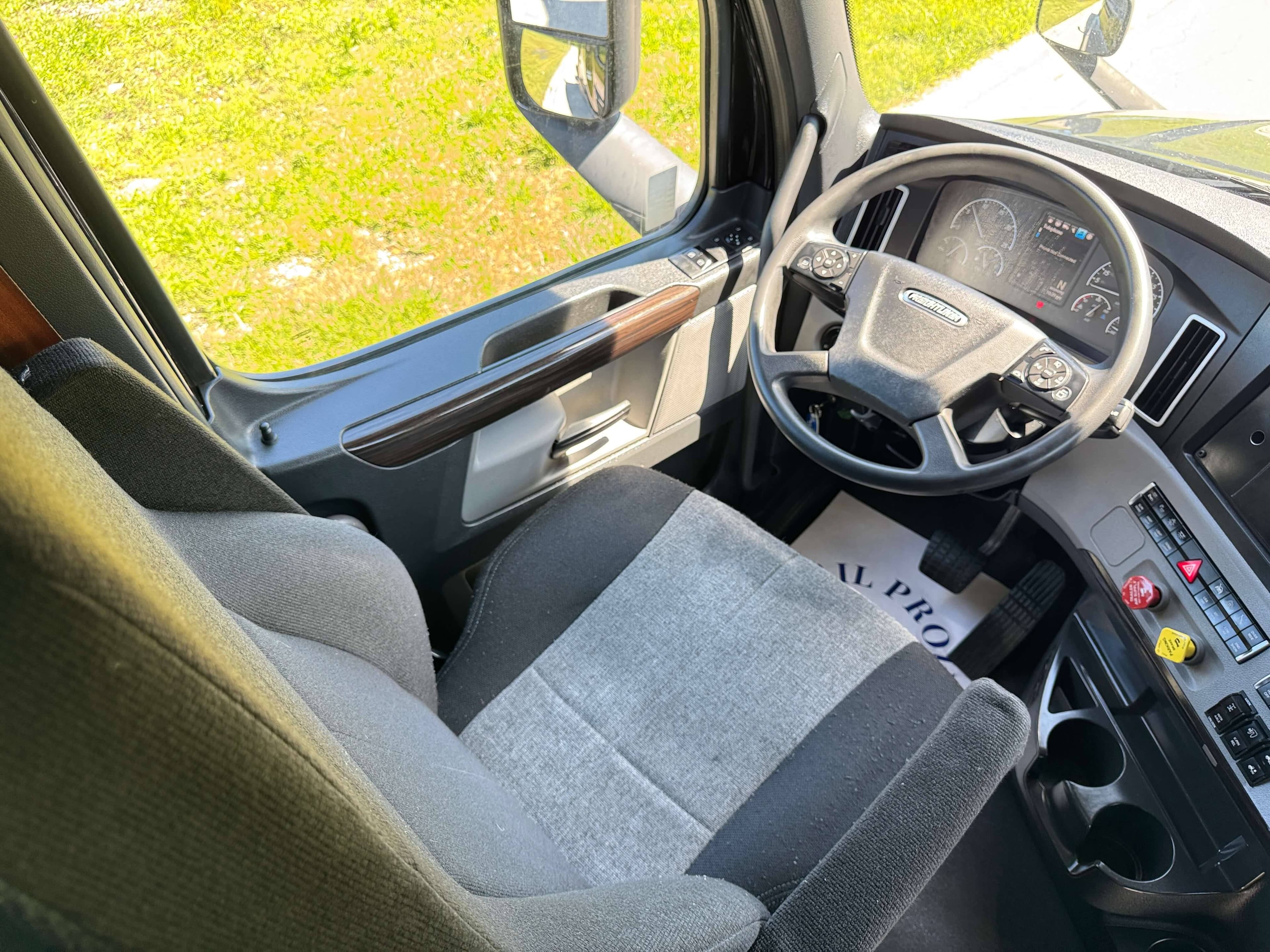 2022 Freightliner Cascadia 126 image 11