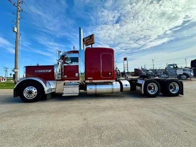 2021 Peterbilt 389 image 3