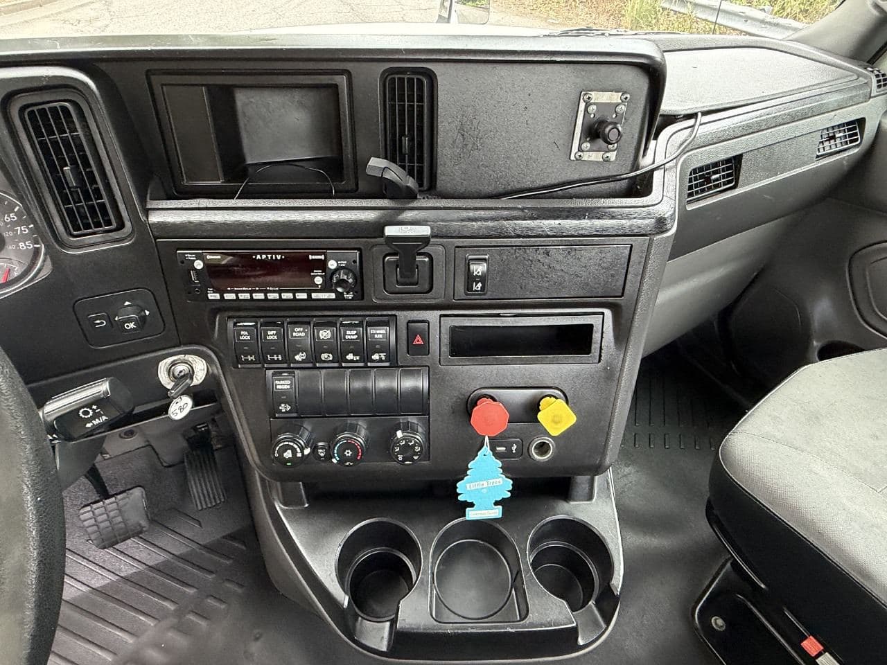 2019 International LT625 image 23