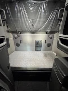 2023 Volvo VNL64T760 image 8