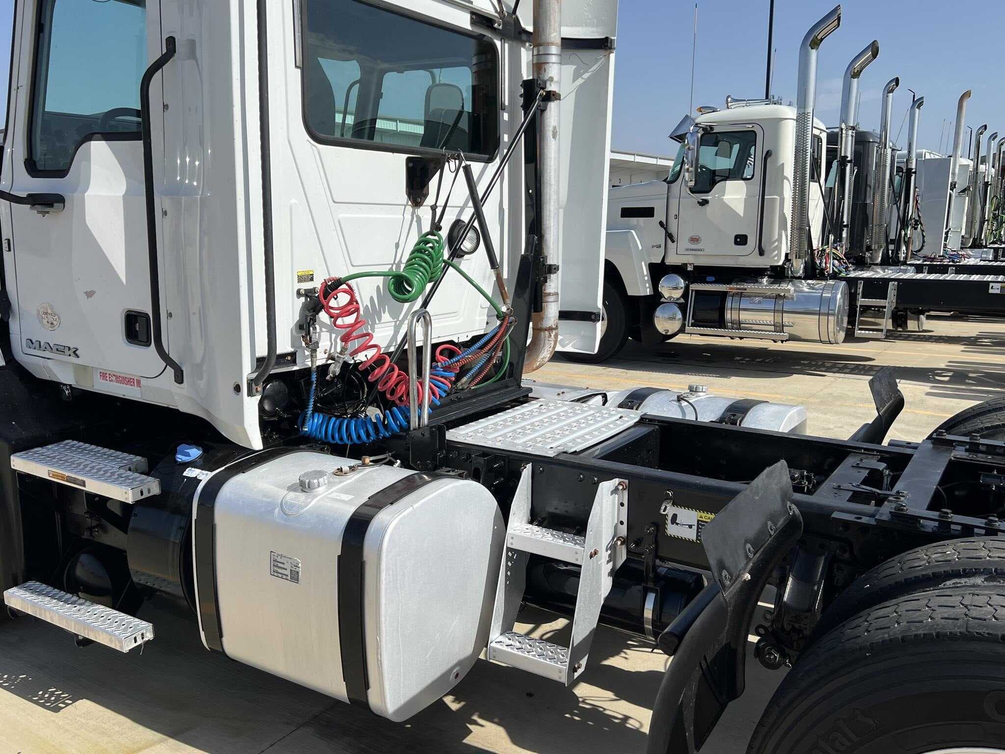 Used 2017 MACK 600 Conventional - Day Cab image 8