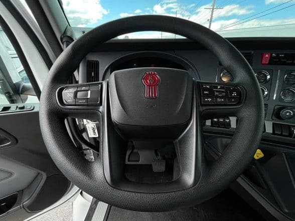 2025 Kenworth T880 image 13