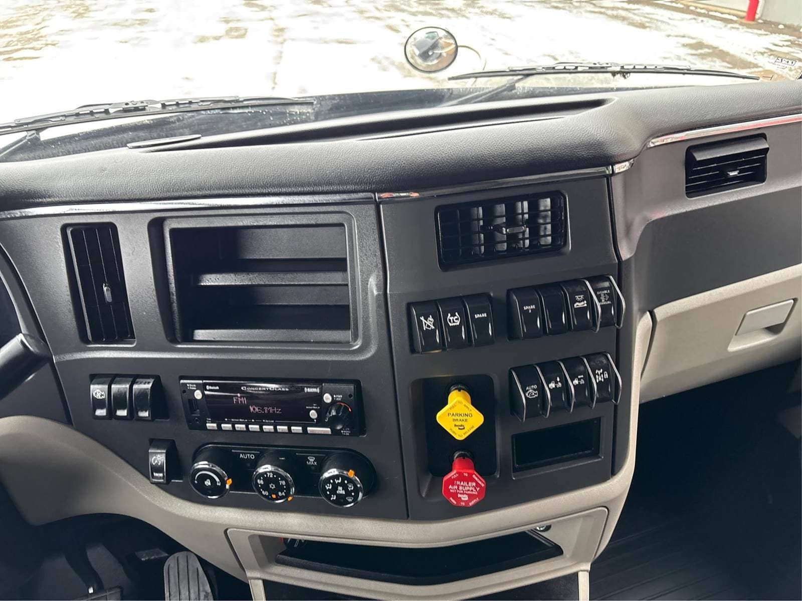 2023 Peterbilt 579 image 8