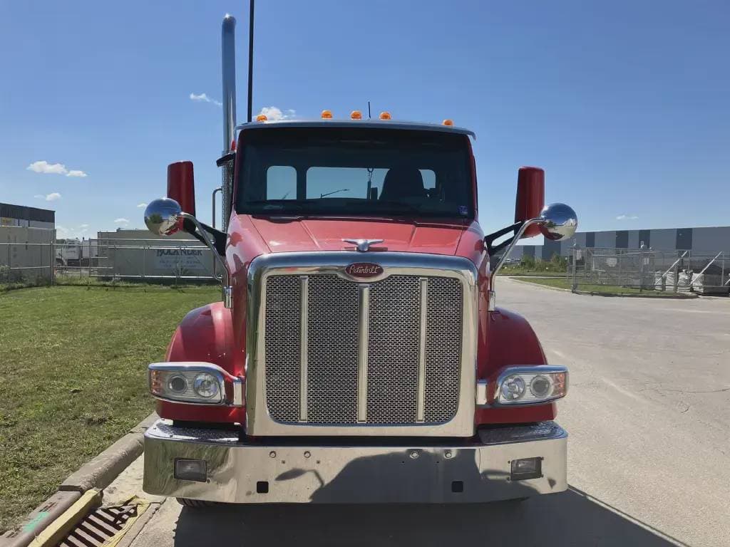 2022 Peterbilt 567 image 2