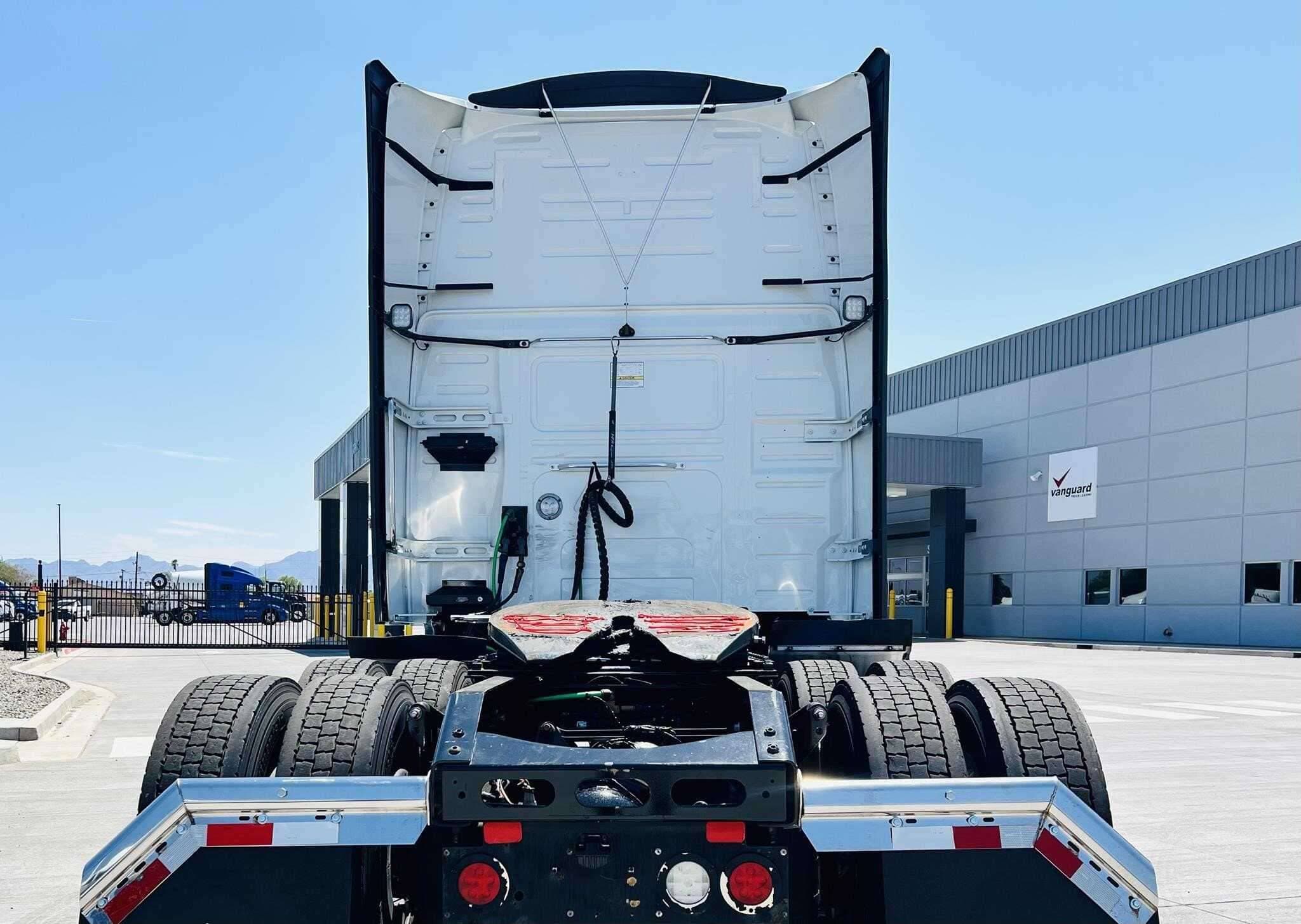 2022 Volvo VNL image 4