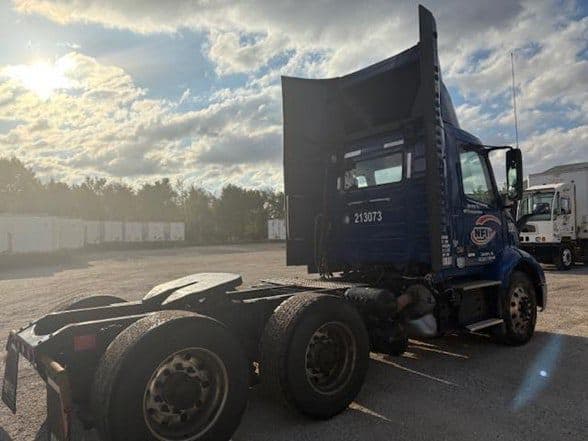 2021 Volvo VNR64T300 image 3