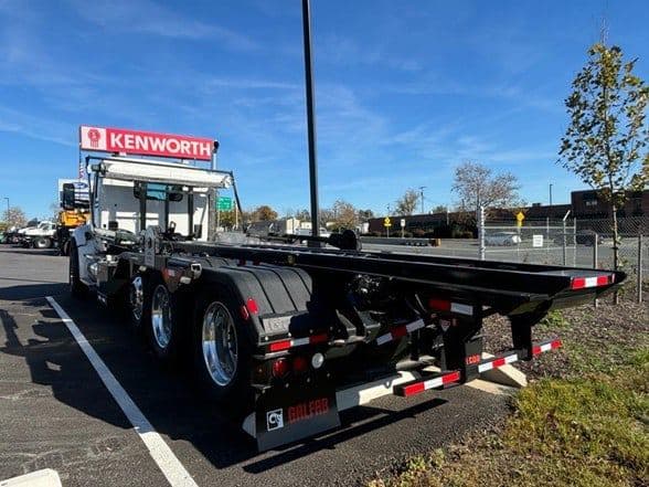 2025 Kenworth T880 image 2