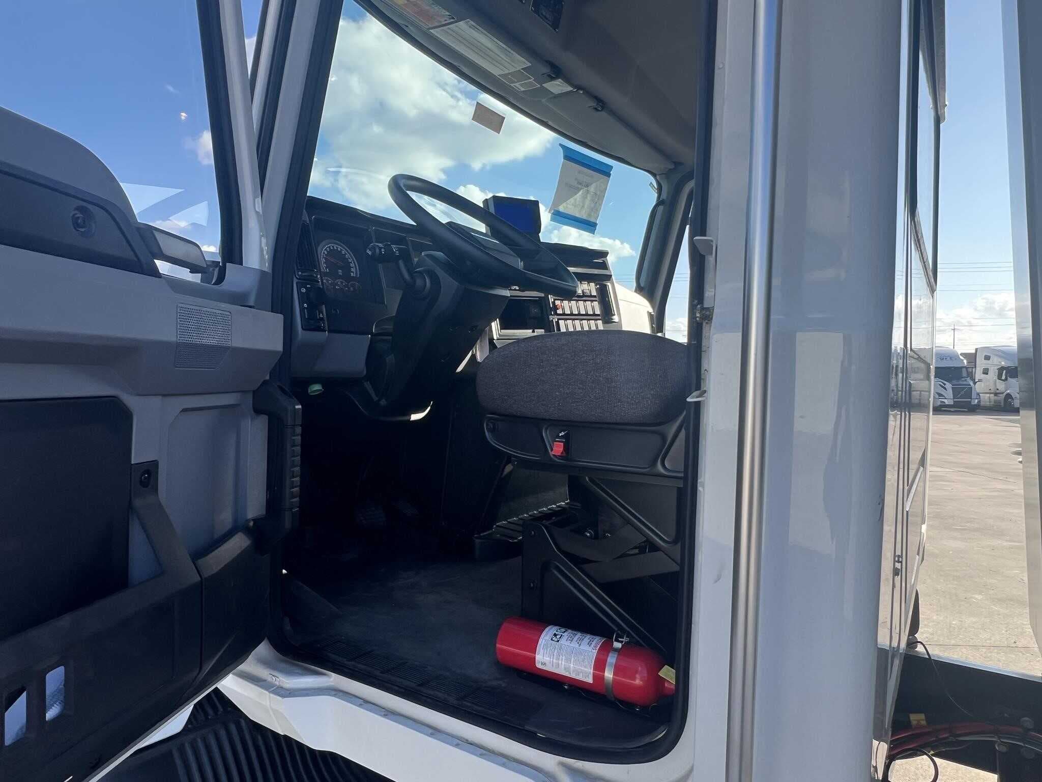 New 2024 MACK MD6 Garbage Truck image 10