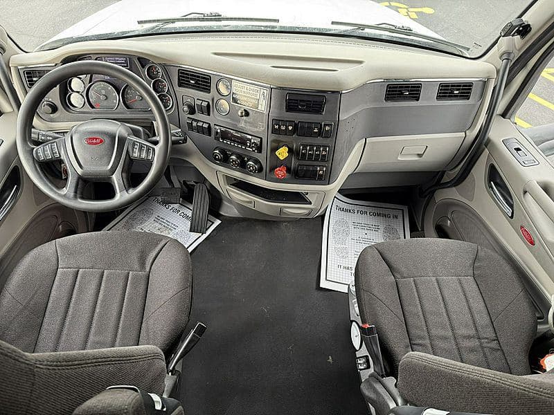 2021 Peterbilt 579 image 12