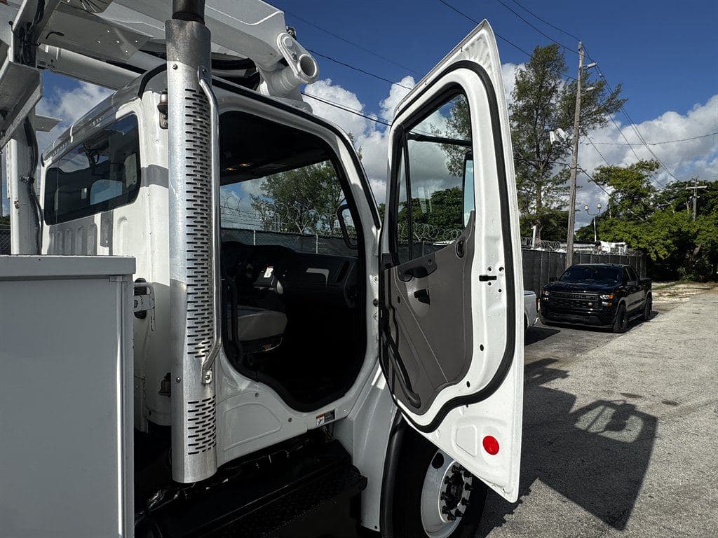 2017 Freightliner M2-106 image 52