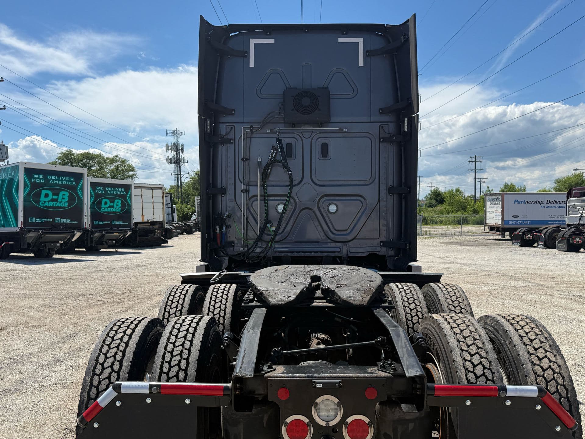 2023 Freightliner - 438k - 14k Hours! image 3