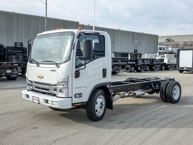 2025 Chevrolet 5500 XG LCF Gas Work Truck 150" Wheelbase Cab Chassis image 7