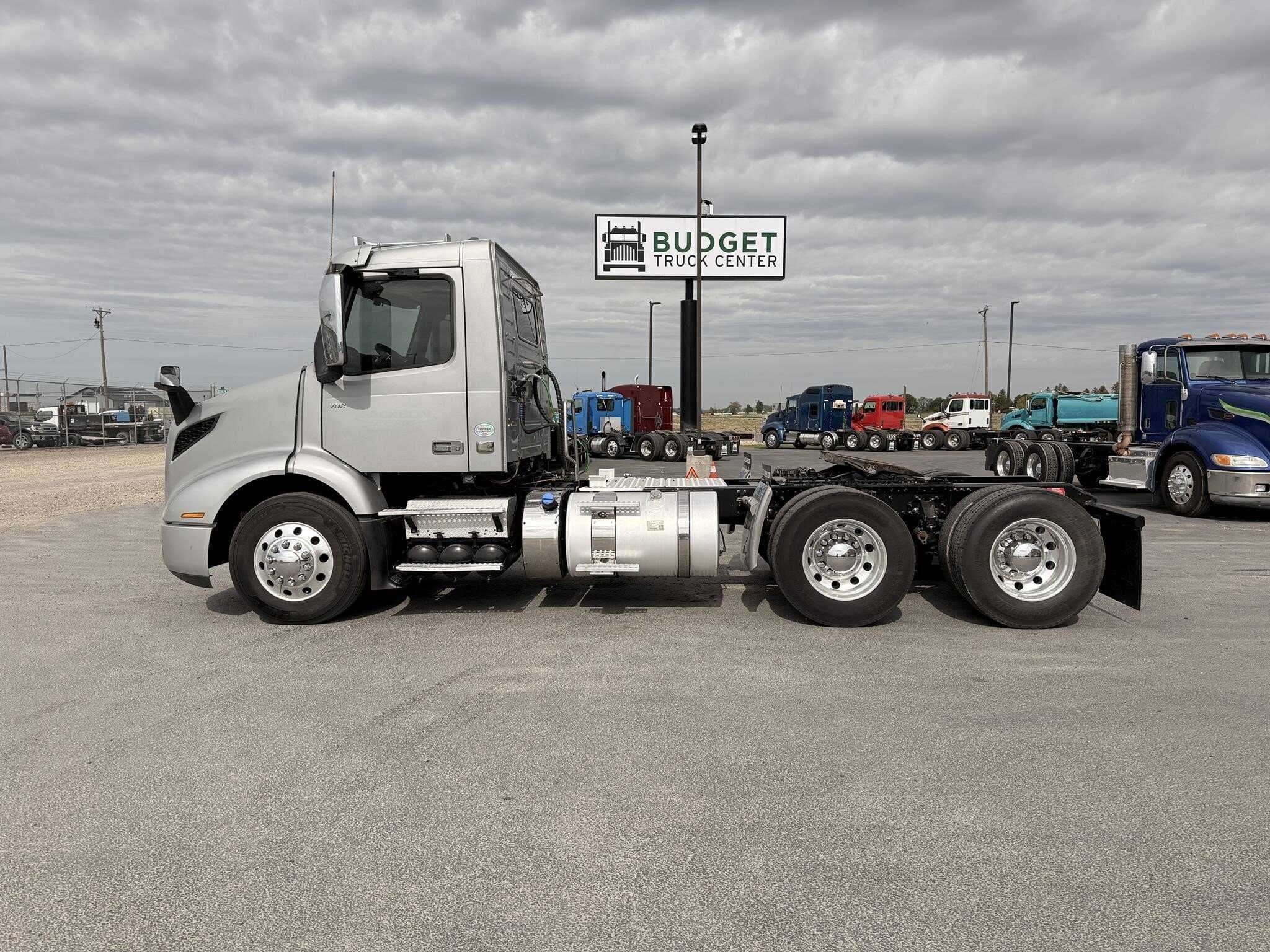 2020 Volvo VNR image 3