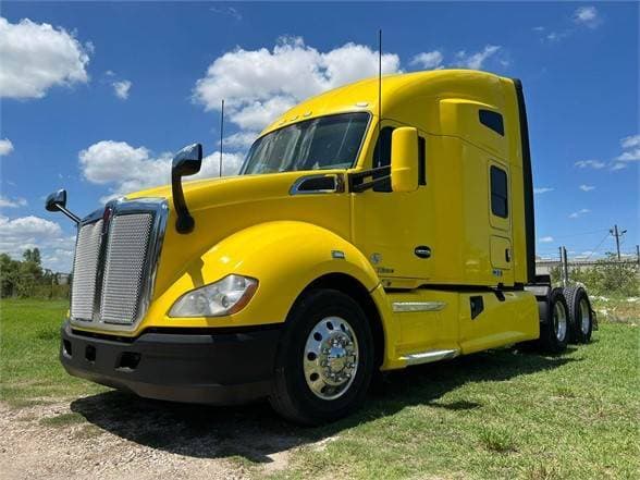 2017 Kenworth T680 image 1