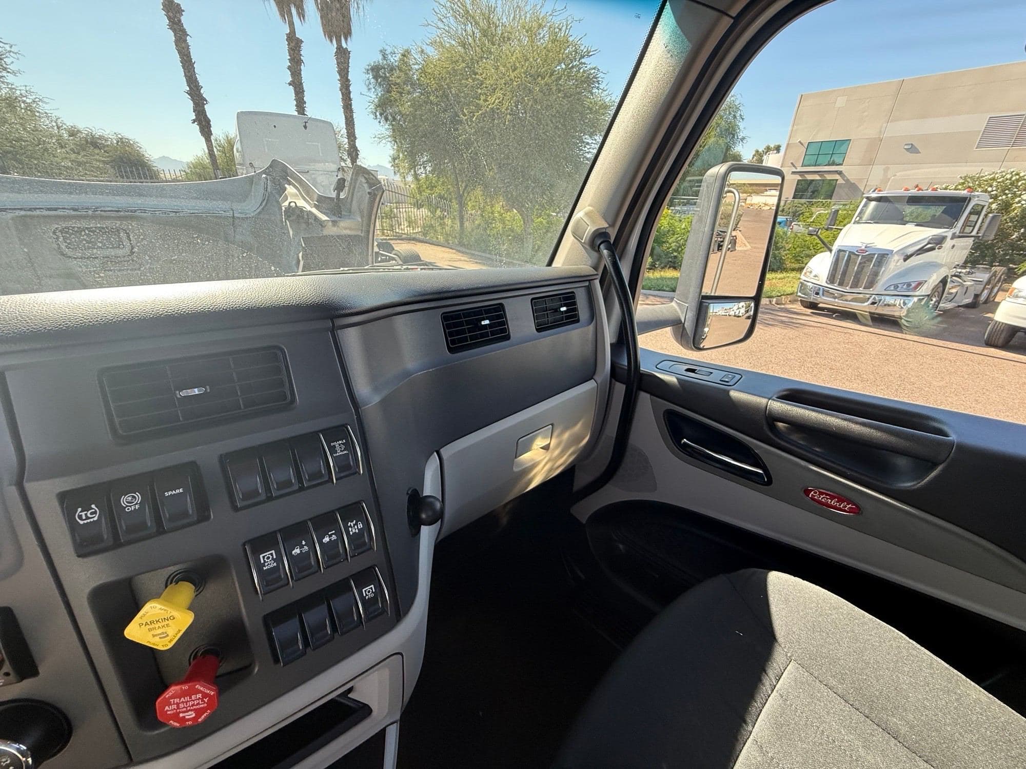 2023 Peterbilt 579 image 13