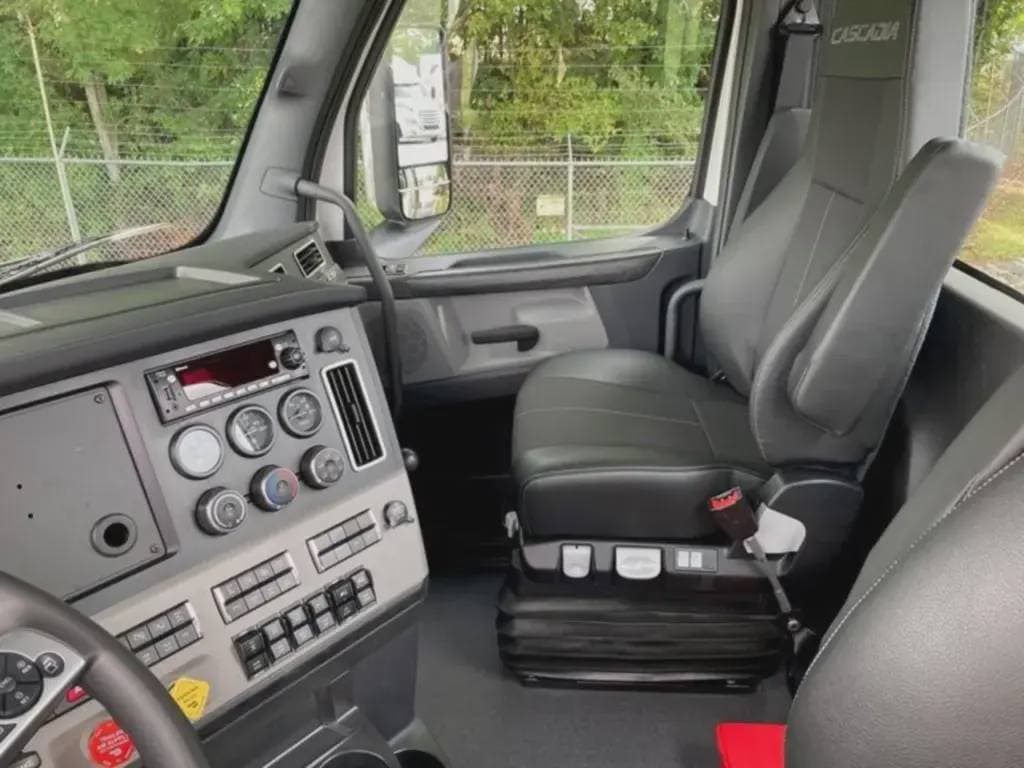 New 2025 FREIGHTLINER Conventional - Day Cab image 8