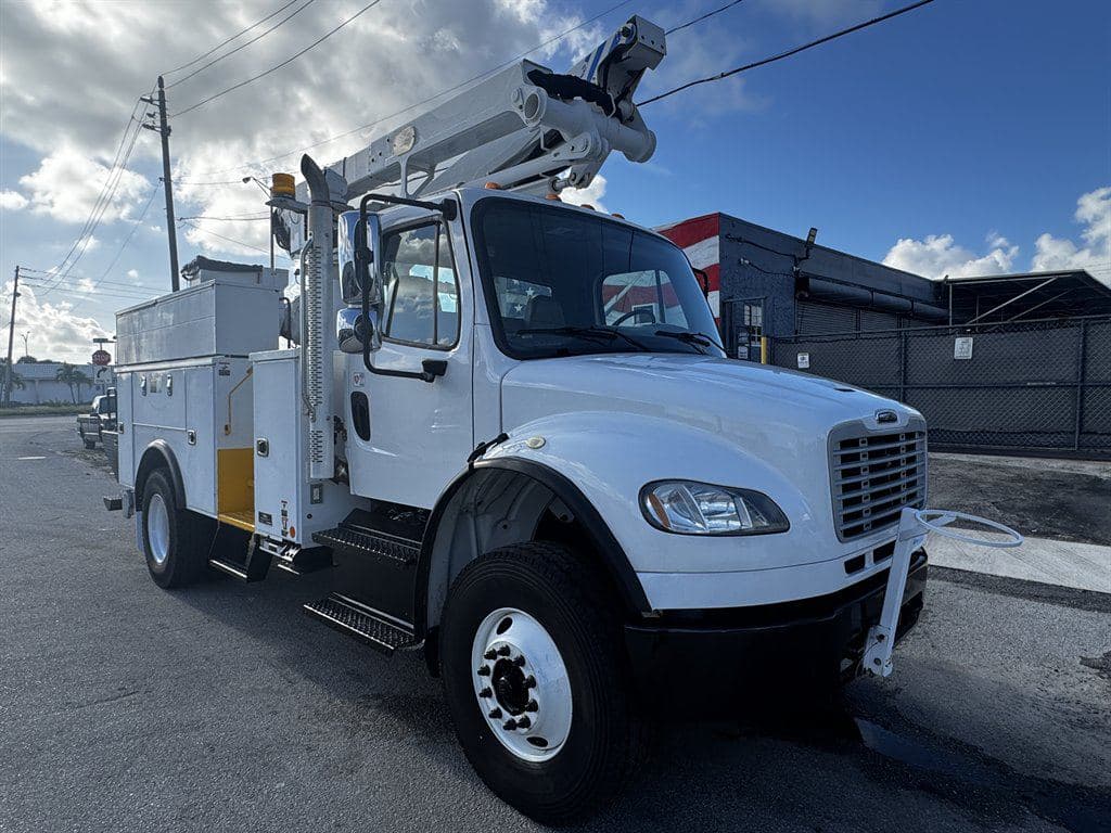 2017 Freightliner M2-106 image 19