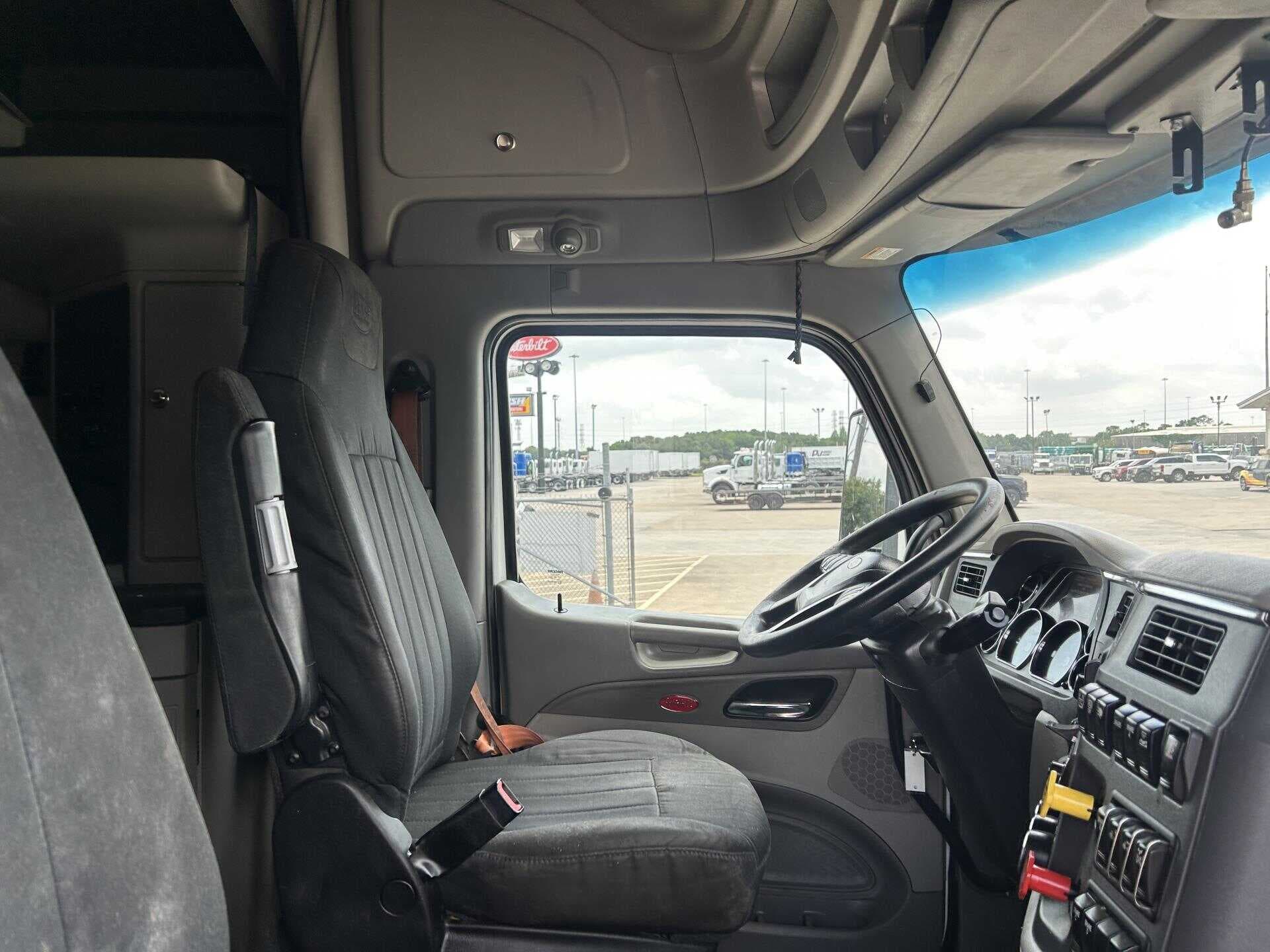 2020 Peterbilt 579 image 19