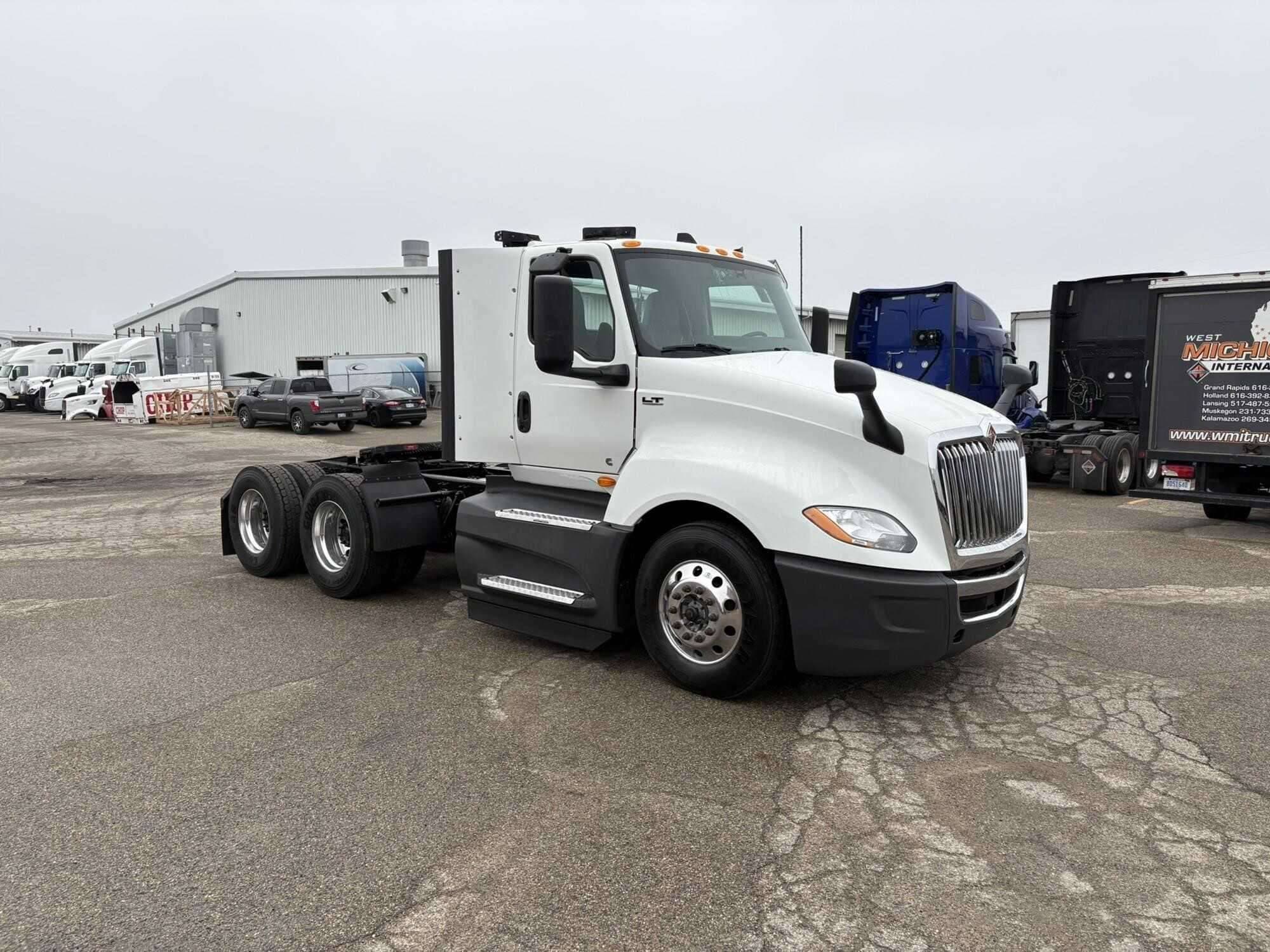 2021 International LT625 image 3