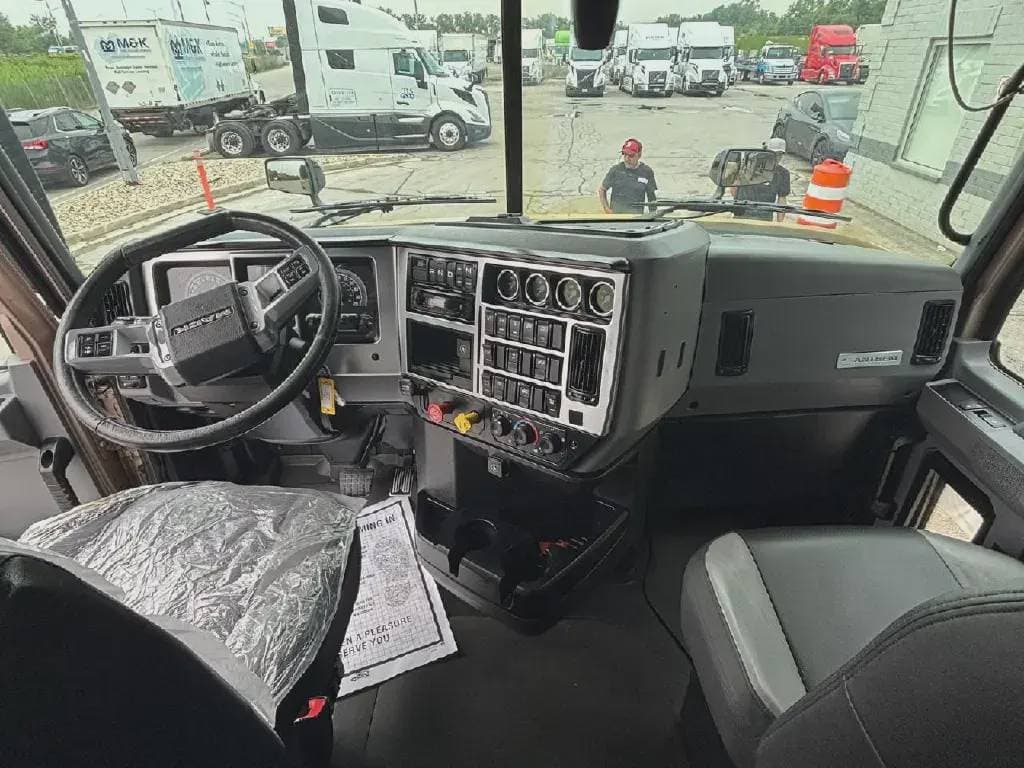 Used 2020 MACK Conventional - Sleeper Truck image 7