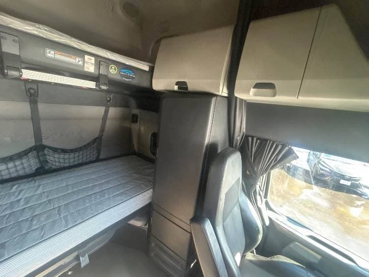 2019 Freightliner Cascadia 126 Sleeper Semi Truck - 72" Integral Sleeper, 455HP, 12 Speed Automatic image 12