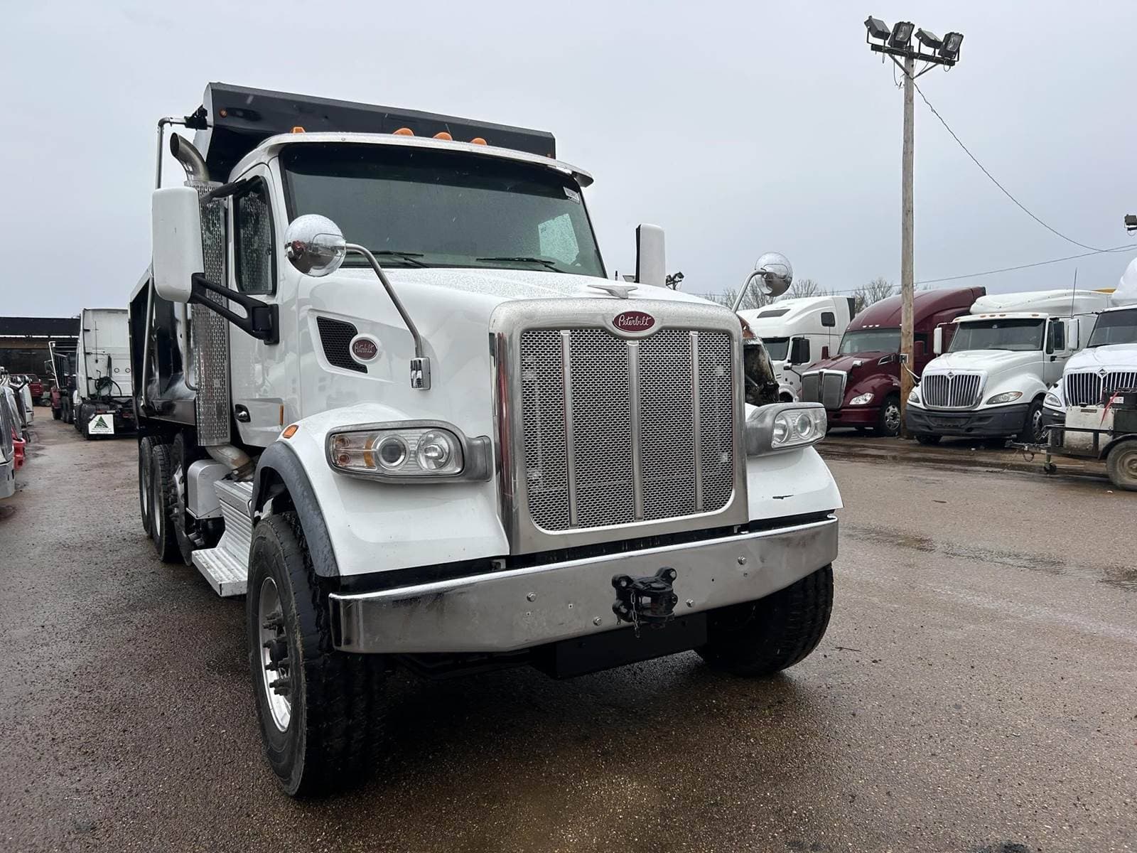 2020 Peterbilt 567 image 2