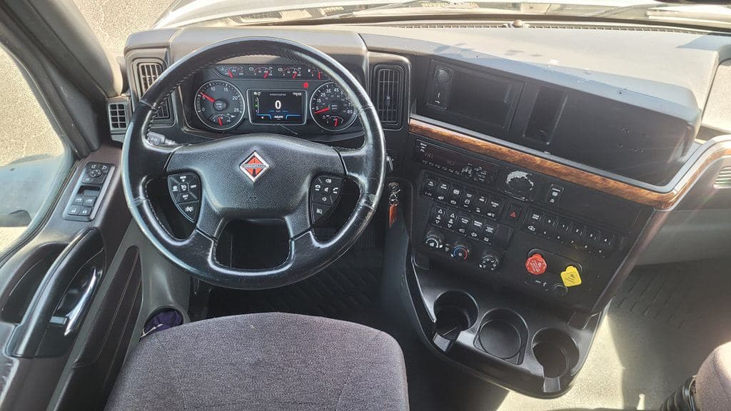 Used 2021 INTERNATIONAL LT625 image 7