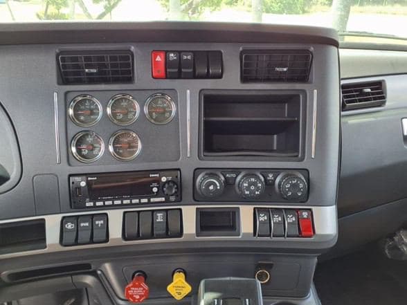 2025 Kenworth T880 image 16