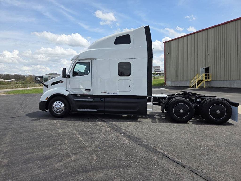 Used 2023 PETERBILT 579 image 11