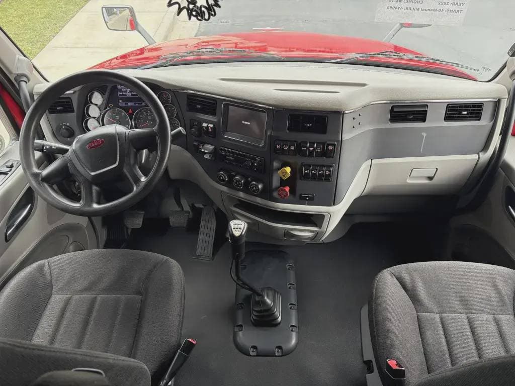 2022 Peterbilt 579 image 5