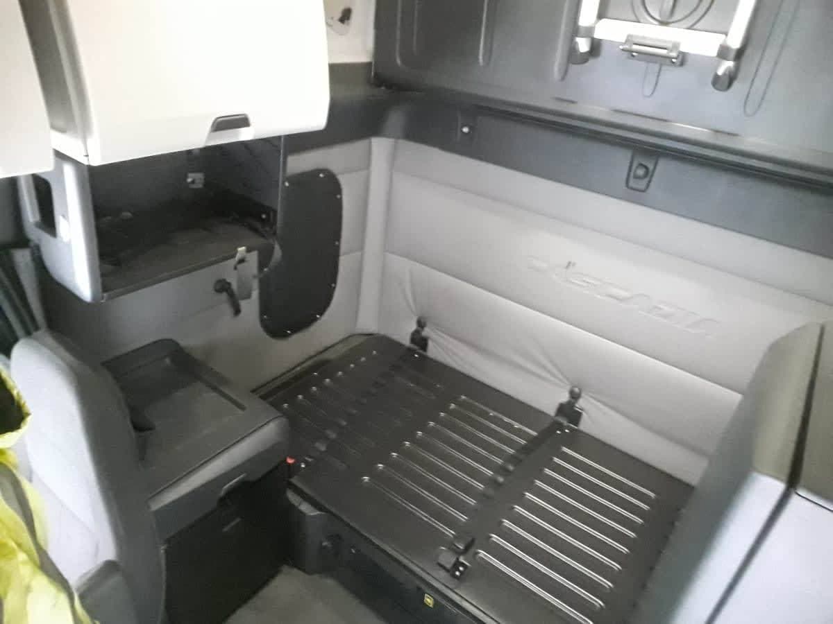 2020 Freightliner Cascadia 126 Sleeper Semi Truck - 72" Condo Sleeper, 400HP, 12 Speed Automatic image 8