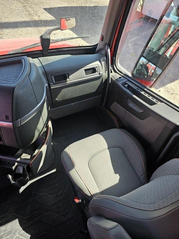 2023 Volvo VNL64T760 image 10