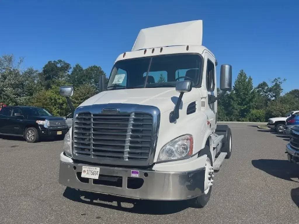 2019 Freightliner Cascadia 113 image 2