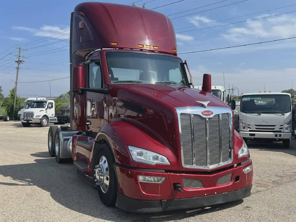 2022 Peterbilt 579 image 3