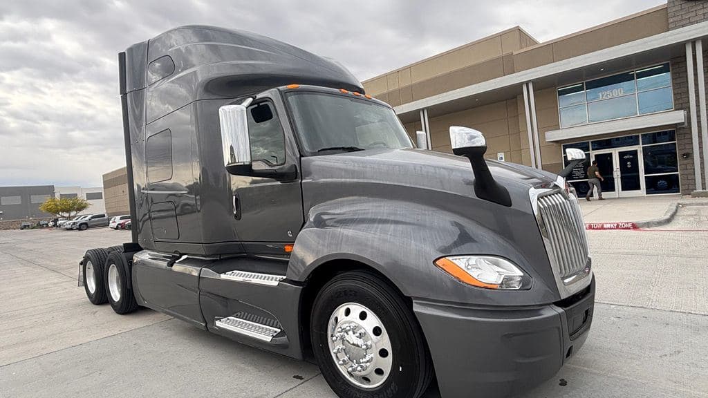 Used 2021 INTERNATIONAL LT625 image 1