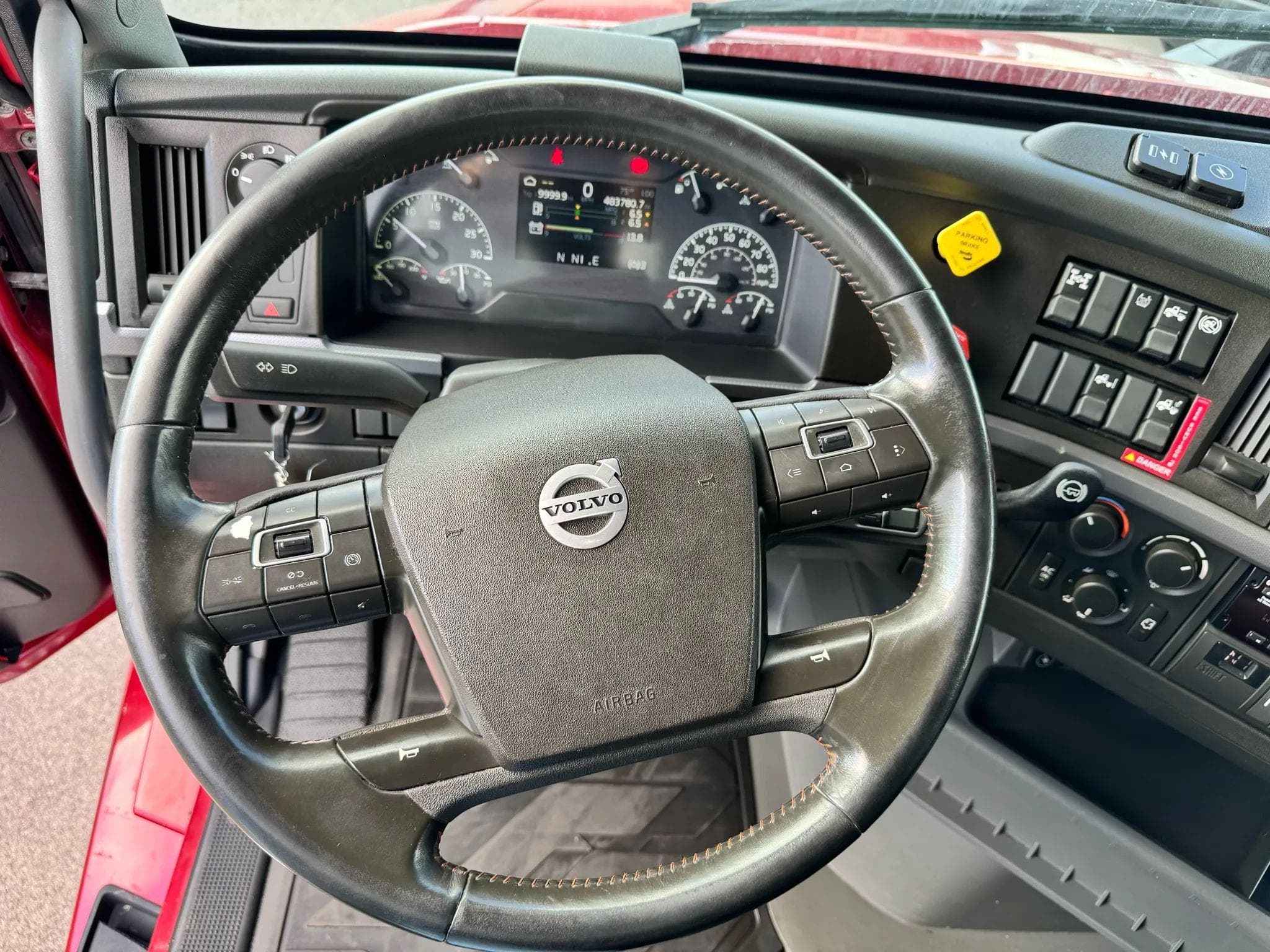 2021 Volvo VNL image 28