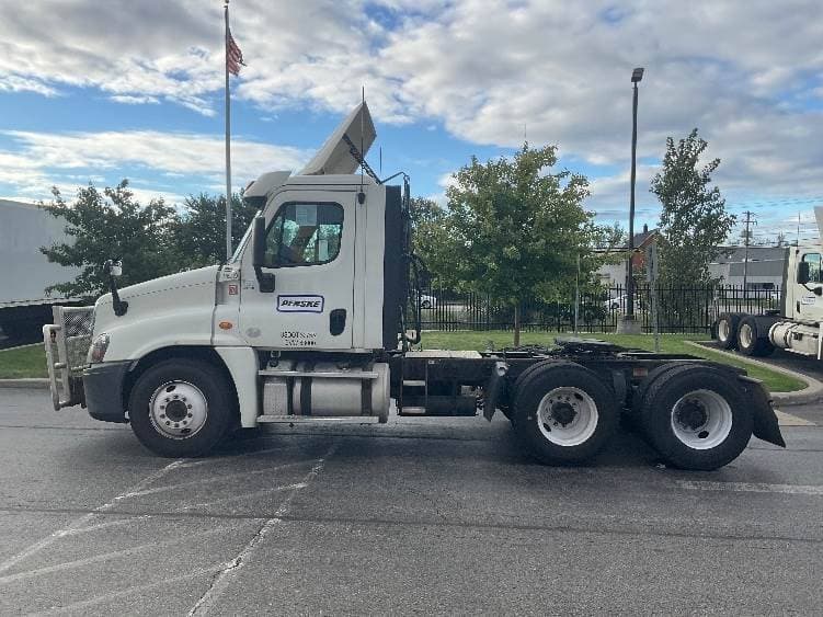 2018 Freightliner Cascadia image 2